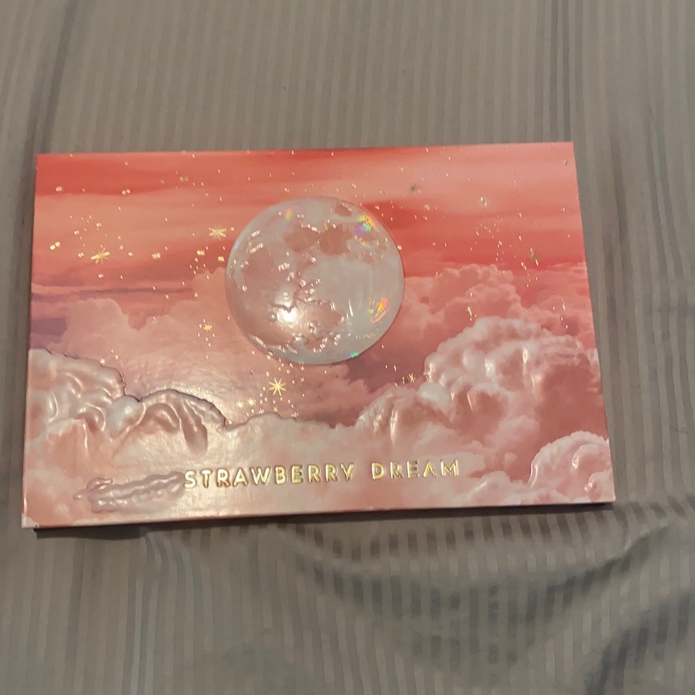 Lunar Beauty Strawberry Dream Palette